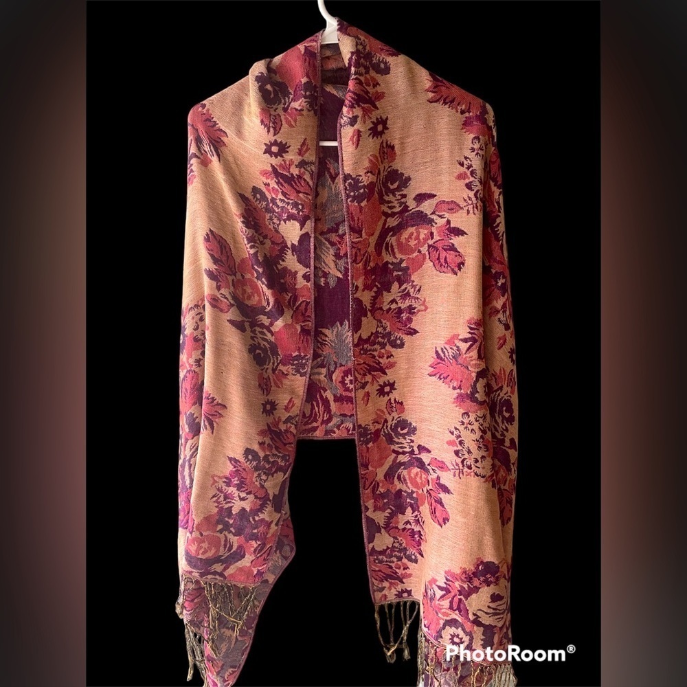 Lovely floral scarf. Wrap around or‎ wear any number of ways!